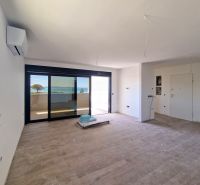 Geräumiger Wohnbereich mit Holzboden in einer 3-Zimmer-Wohnung.