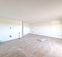 Geräumiges Zimmer einer 3-Zimmer-Wohnung mit Holzboden und großem Fenster.