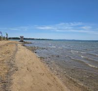 Ein Strand mit goldenem Sand und ruhigem Meer in der Stadt Privlaka.