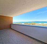 Balkon mit Blick auf den Strand und das Meer in einer 3-Zimmer-Wohnung in Privlaka.