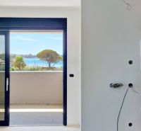 Blick aus einer 3-Zimmer-Wohnung auf das Meer mit Bäumen und Häusern in Privlaka.