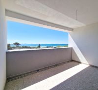 Blick vom Balkon einer 3-Zimmer-Wohnung auf die Küste in Privlaka.