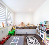 Kinderzimmer mit Spielzeug und Bett, Holzboden in einer 3-Zimmer-Wohnung.