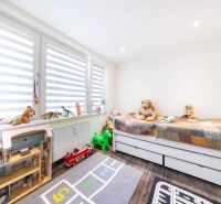 Kinderzimmer in einer 3-Zimmer-Wohnung mit Holzboden, voller Spielzeug und Teddybären.