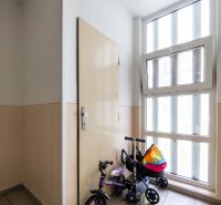 Flur mit Kinderfahrrad am Fenster und an der Tür in einer 3-Zimmer-Wohnung.