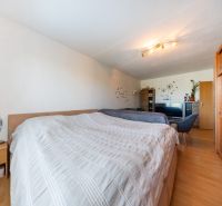Schlafzimmer in einer 3-Zimmer-Wohnung mit Einbauschrank und Bodenbelag in Holzoptik.