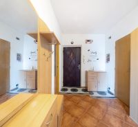 Der Flur in einer 3-Zimmer-Wohnung mit einem Boden in Holzoptik und einem Spiegel.
