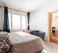 Helles Zimmer in einer 3-Zimmer-Wohnung mit Bett und geräumigem Fenster.