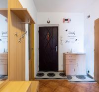 Eingangsbereich in einer 3-Zimmer-Wohnung mit Holzelementen und Möbeln.