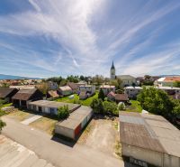 Szenerie in Očová mit Blick auf die Dächer der Häuser und die Kirche.