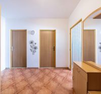 Eingangsflur in einer 3-Zimmer-Wohnung mit praktischen Möbeln und Wanddekoration.