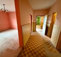 Flur in einem Einfamilienhaus mit bunten Wänden und Fliesen.