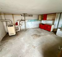 Keller eines Einfamilienhauses mit Heizkessel und alter Küchenzeile in Rovensko.