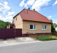 Ein Einfamilienhaus in Rovensko mit einem schrägen roten Dach und einem Eisengittertor.