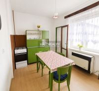 Eine Küche in einem Einfamilienhaus mit Retro-Möbeln und einem Boden mit Holzdekor.