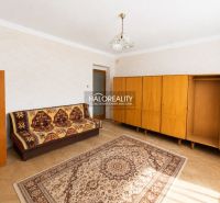Wohnzimmer mit Teppich und Möbeln, Holzboden in einem Einfamilienhaus.