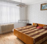 Schlafzimmer in einem Einfamilienhaus mit Holzboden und einem Heizkörper am Fenster.