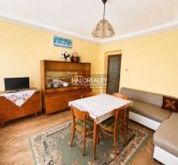 Wohnzimmer in einem Einfamilienhaus mit Teppich und Möbeln, Boden mit Holzdekor.