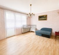 Wohnzimmer mit Holzboden und Möbeln in einem Einfamilienhaus.