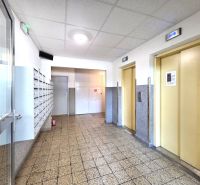 Eingangshalle mit Briefkästen und Aufzügen in der Ipeľská-Straße in Podunajské Biskupice.
