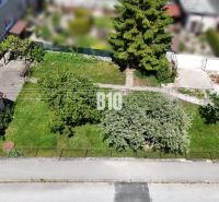 Garten bei einem Einfamilienhaus in Martin mit Grünflächen und befestigten Flächen im Hof.