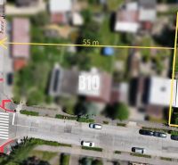 Luftaufnahme eines Grundstücks an der Straße in Martin mit angrenzendem Gehweg.