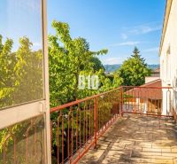 Balkon in einem Einfamilienhaus mit Blick ins Grüne in Martin.