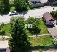 Ein Einfamilienhaus in Martin mit einem weitläufigen Garten und Bäumen neben einer ruhigen Straße.