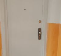 Weiße Eingangstür in einer 4-Zimmer-Wohnung mit Sicherheitsschloss.