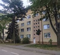 Ein Wohnhaus in der von Bäumen gesäumten Straße Exnárova in Bratislava - Ružinov.