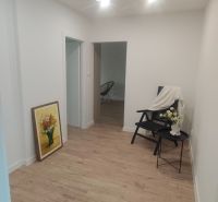 Der Flur in der 4-Zimmer-Wohnung mit einem Holzboden und einem Bild an der Wand.