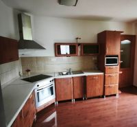 Küche mit Holzdekor, Einbaugeräte und Eckschränke in einem Einfamilienhaus.
