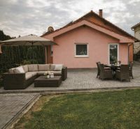 Einfamilienhaus in Martin nad Žitavou in der Hauptstraße mit Terrasse und Gartensitzbereich.
