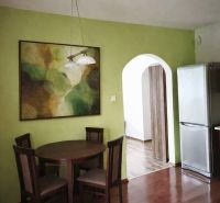 Essbereich in einem Einfamilienhaus mit Holzboden und einem bunten Bild.