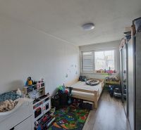 Kinderzimmer mit hellen Wänden und einem Boden in Holzoptik in einer 3-Zimmer-Wohnung.