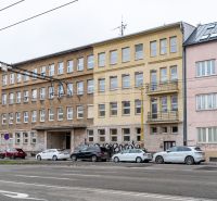 Ein Gebäude mit vier Stockwerken und Graffiti im Erdgeschoss in Košice - Staré Mesto.