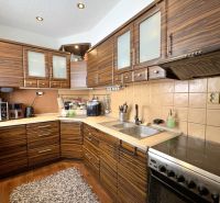Küche in einer 4-Zimmer-Wohnung mit Holzboden und Geräten.