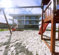 Spielplatz mit Sand bei einer 2-Zimmer-Wohnung in Galanta, mit Rutsche und Schaukel.