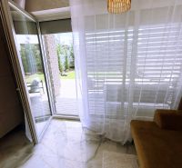 Offener Balkon in einer 2-Zimmer-Wohnung mit Fliesen in Marmoroptik und stilvoller Beleuchtung.