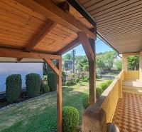 Einfamilienhaus in der Hauptstraße im Ort Banské, überdachte Terrasse mit Blick auf den Garten.