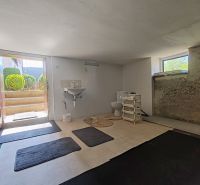Keller eines Einfamilienhauses mit Waschbecken und Blick in den Garten.