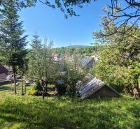 Ein Garten mit Blick auf die Umgebung von Einfamilienhäusern im Dorf Banské in der Hauptstraße.