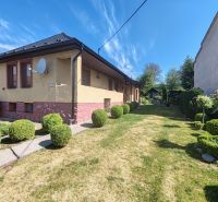 Ein Einfamilienhaus in der Hauptstraße in Banské mit einem gepflegten Garten und einem gepflegten Rasen.
