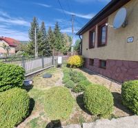 Einfamilienhaus in der Hauptstraße in Banské mit gepflegtem Garten.