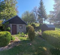 Einfamilienhaus in der Hauptstraße, Banské, umgeben von gepflegtem Grün und Garten.