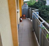 Ein Balkon in einer 3-Zimmer-Wohnung mit Blick ins Grüne in Bratislava, Nové Mesto, auf der Teplická.