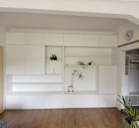 Weißer Einbauschrank mit Pflanzen und Holzboden in einer 3-Zimmer-Wohnung.