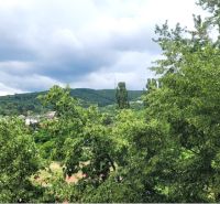 Blick auf das Grün in Bratislava - Nové Mesto von Teplická, umgeben von Hügeln.
