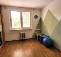 Kinderzimmer in einer 3-Zimmer-Wohnung mit Holzboden und kreativer Wand.