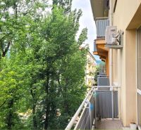 Der Balkon einer 3-Zimmer-Wohnung in der Teplická Straße in Bratislava - Nové Mesto mit Grünflächen.